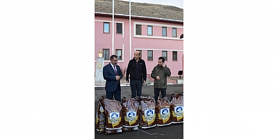 Sokak hayvanları için 3 bin 810 kilogram hayvan maması satın alındı