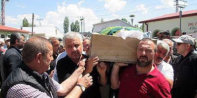 Sultan Hamit Ayrım, dualarla, gözyaşlarıyla toprağa verildi