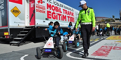 Trafik Eğitim TIR'ı Kars'ta öğrencilerle buluştu