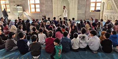 TRT Genç “Gezen Bilir” Ekibi Evliya Camii’nde Gençlerle Buluştu