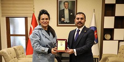 TRT Sanatçısı hemşehrimiz Selma Geçer'e Teşekkür Plaketi verildi