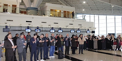  Umre yolcuları Kars'tan  dualarla Medine'ye uğurlandı