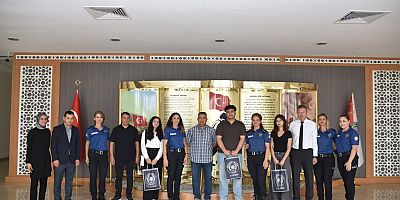 Üniversiteyi kazanan çocuklara Müdür Saka'dan anlamlı jest