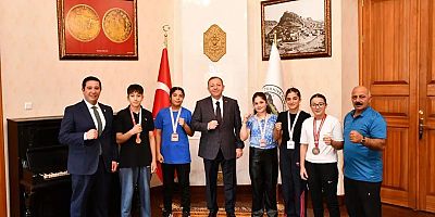 Vali Polat, Dereceye Giren Minik Boksörleri Makamında ağırladı