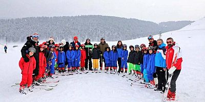 Vali Polat: kayak eğitimi alan öğrencilerle bir araya geldi