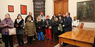 Vali Polat, Kars’ı tercih eden yerli turistlerle bir araya geldi