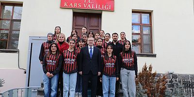 Vali Polat, Kız Futbol Takımı’nı makamında kabul etti