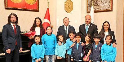Vali Polat, koltuğunu 4. Sınıf Öğrencisi Hacıyusufoğlu'na devretti