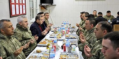 Vali Polat, Mehmetçikle birlikte iftar yaptı
