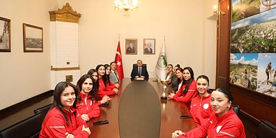 Vali Polat’tan YURTLİG Kars Kadın Voleybol Takımı’na Tebrik