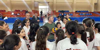Vali Ziya Polat Badminton Antrenmanında öğrencilerle buluştu
