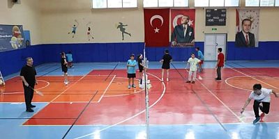 Vali Ziya Polat, Badminton kursu antrenmanında öğrencilerle bir araya geldi