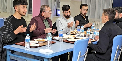 Vali Ziya Polat, iftarını KYK Erkek Öğrenci Yurdu'nda yaptı