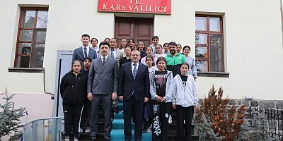Vali Ziya Polat, kız sporcuları makamında kabul etti