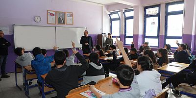 Vali Ziya Polat, Mihralibey Ortaokulu’nda derslere katıldı