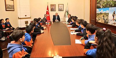 Vali Ziya Polat, minik öğrencilerle bir araya geldi