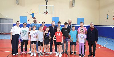 Vali Ziya Polat, öğrencilerle badminton oynadı