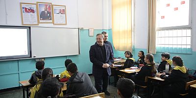 Vali Ziya Polat, Fevzipaşa  Ortaokulu'nda öğrencilerle buluştu