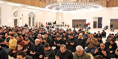 Vali Ziya Polat, Ramazan Ayının ilk teravih namazına katıldı.