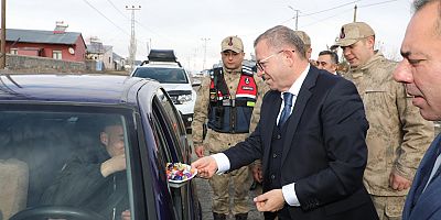 Vali Ziya Polat, sürücülerin bayramını kutladı, şeker ikram etti