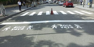 Kars'ta, yeni eğitim öğretim yılı öncesinde yol çizgi yenileme çalışmaları