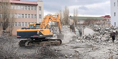 Yıkım kararı verilen okulun yıkımı yapıldı