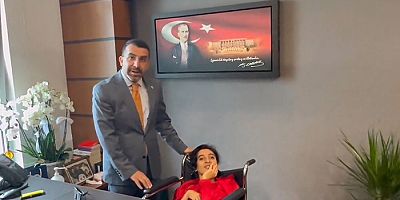 Yürüme engelli Nisanur, AK Parti Kars Milletvekili Adem Çalkın’ı ziyaret etti