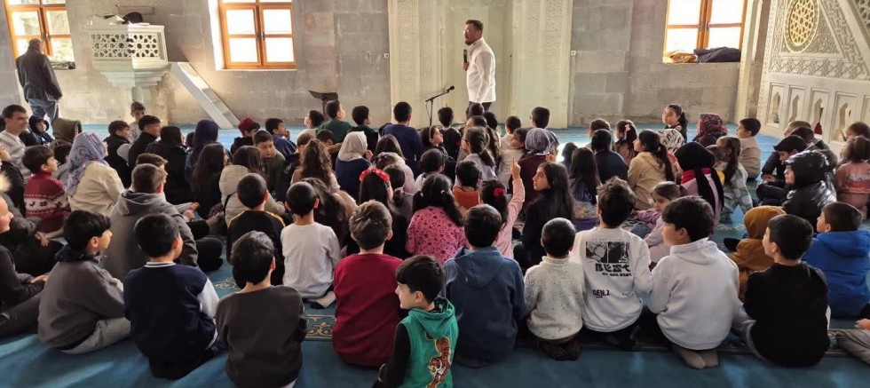 TRT Genç “Gezen Bilir” Ekibi Evliya Camii’nde Gençlerle Buluştu