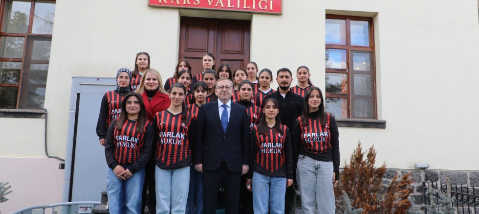Vali Polat, Kız Futbol Takımı’nı makamında kabul etti