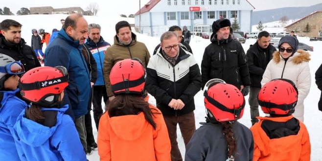 Vali Polat, Sarıkamış’ta kayak öğrenen öğrencilerle buluştu