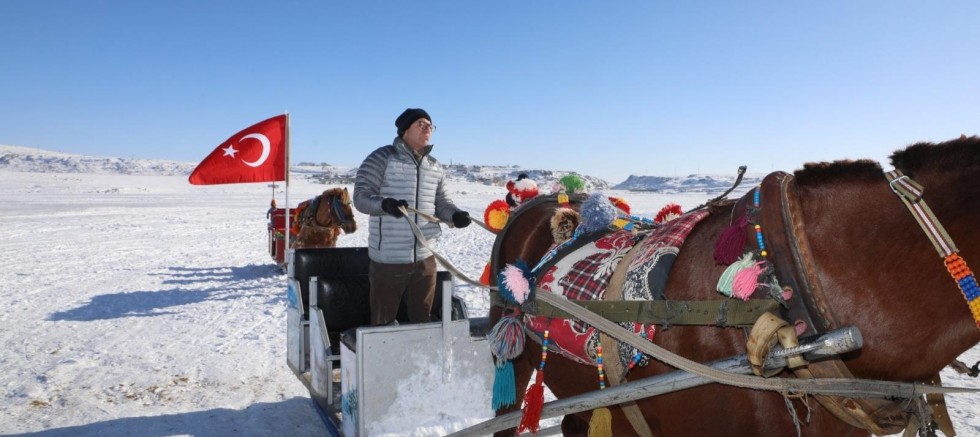 Vali Polat’tan Çıldır Gölü’nde Tatilcilerle Samimi Sohbet