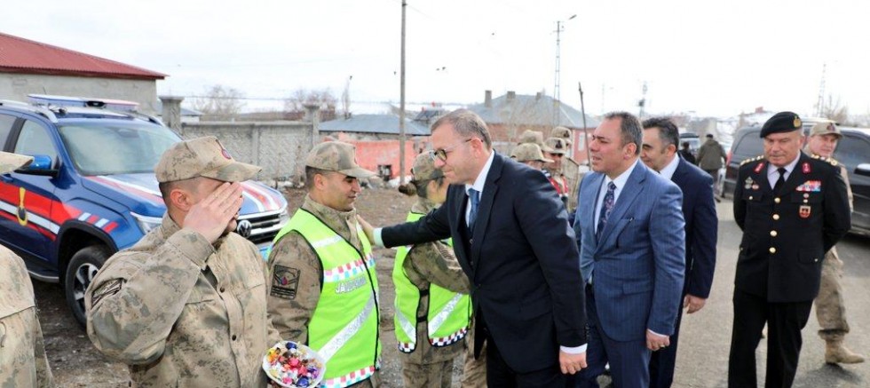 Vali Ziya Polat bayram mesaisindeki personeli unutmadı