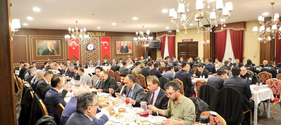 Vali Ziya Polat, emniyet personeliyle iftarda bir araya geldi