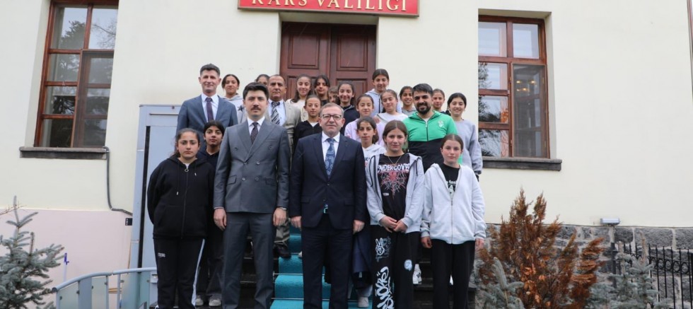 Vali Ziya Polat, kız sporcuları makamında kabul etti