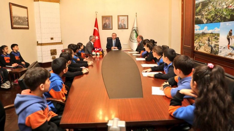 Vali Ziya Polat, minik öğrencilerle bir araya geldi