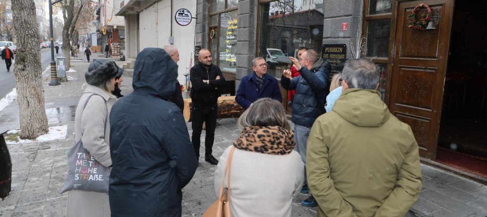 Vali Ziya Polat, Tatil için Kars'ı seçen misafirlerle bir araya geldi