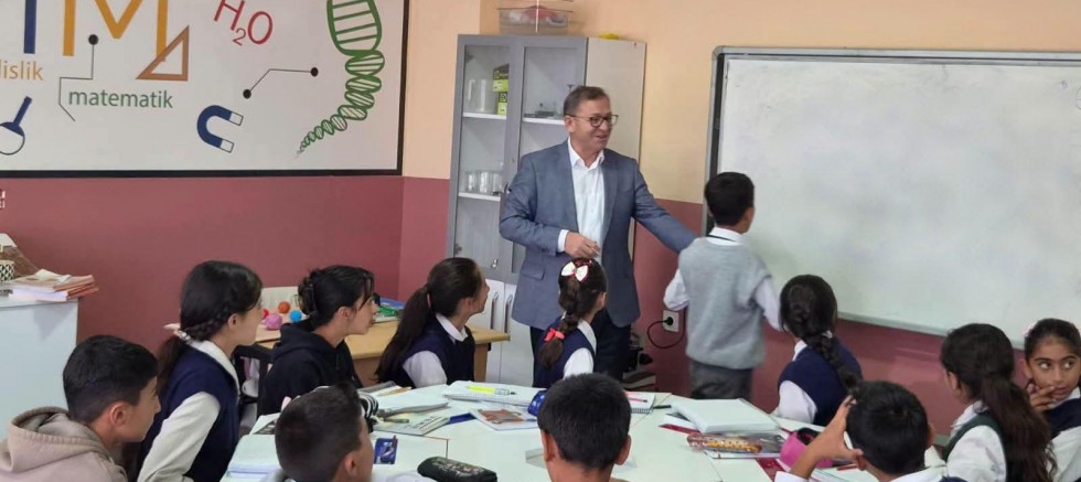 Vali Ziya Polat, Türkmeşen Köyü Okulunu Ziyaret Etti 