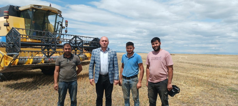 Ziraat Odası Başkanı Özcan Müçük, hasadını yapan çiftçiler için sahada...